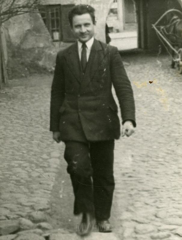 KKE 5066.jpg - Fot. Jan Małyszko – ojciec Andrzeja Małyszko, przed domem w Wilnie przy ulicy Zamkowej 3, Wilno – ul. Zamkowa 3, lata 30-te XX wieku.